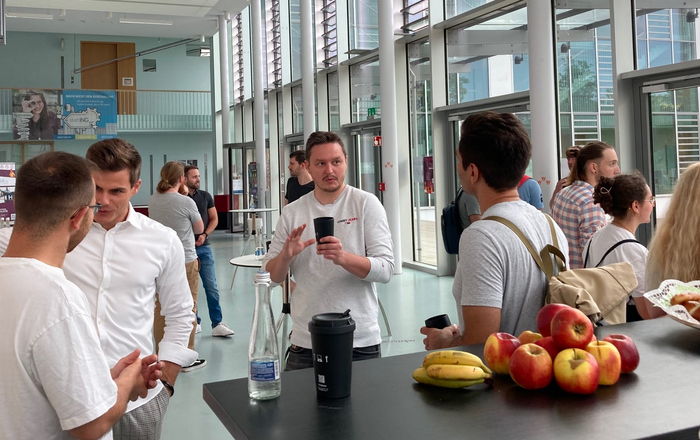 StartUp-Breakfast mit StartUps und Studierenden im Foyer des D-Gebäudes